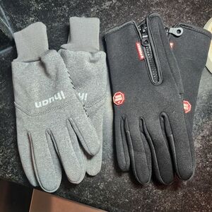 Gray and Black Thermal Gloves